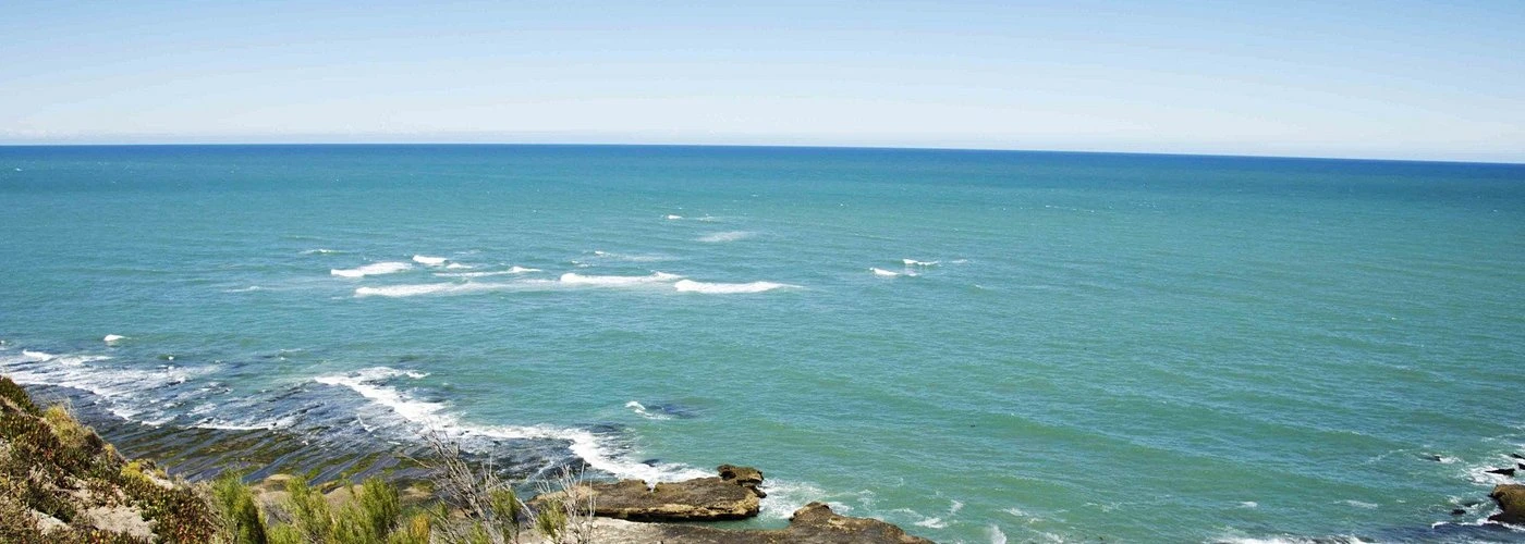 Vista panorámica de Punta Delgada con su histórico faro en Península Valdés