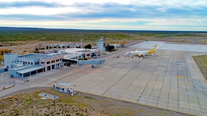 Vista aérea del Aeropuerto de Trelew con un avión en la pista